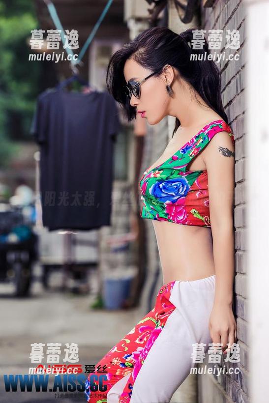 冬日阳光太强，爱丝的美图像透明的干酱