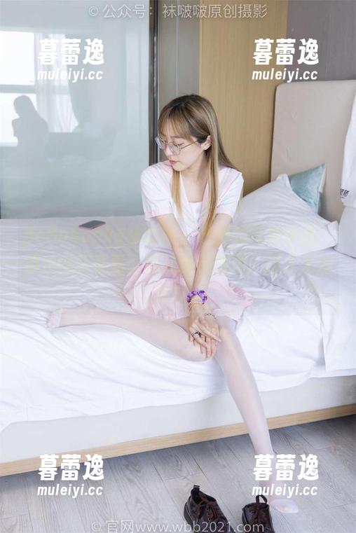 BoBoSocks袜啵啵 - 砂糖的写真作品，厚白丝花絮版，目光偶尔游走，让人无法自拔。