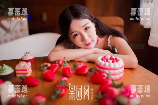 GIRLT果团网 - little贝壳喵的天台美图，有趣却又有种遗憾，持续期待更多——别说，图包里的选择还挺欢快！