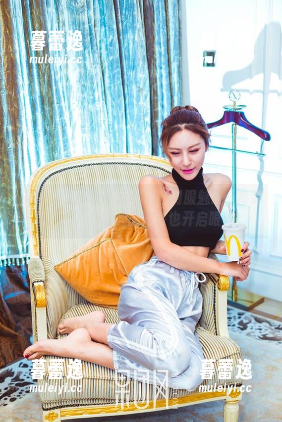 GIRLT果团网 - 莫雅淇的制服魅惑：高清套图，开启脑洞的同时也开启眼界！