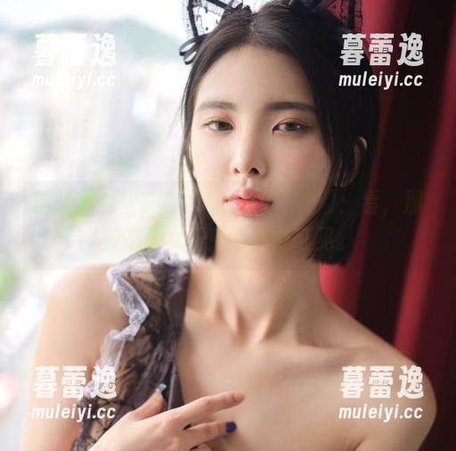 高清写真里的Hyoyeon(김효연)：看，那姿态，女王范儿随处可见。