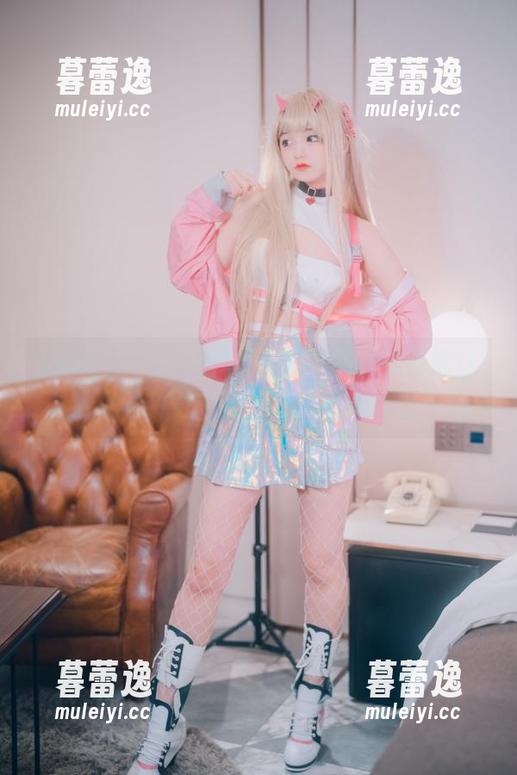Jenny(정제니)的职业装写真，似乎能让人瞬间卡到住…是因为裙子太好看了吗