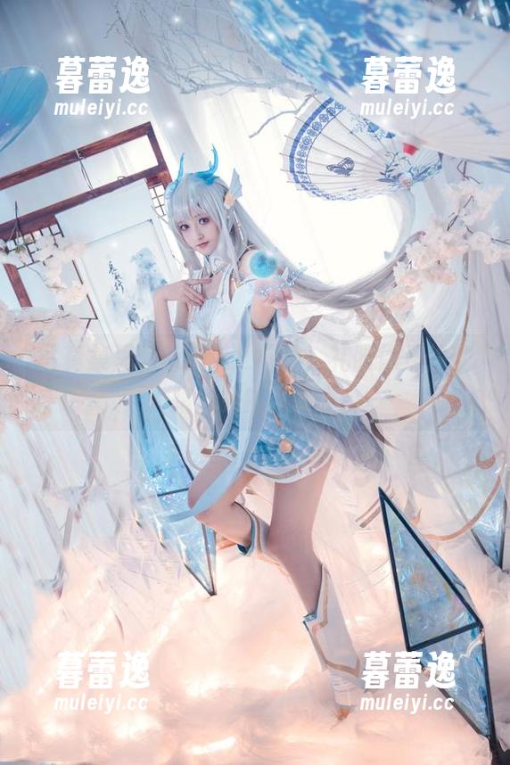 写真集里的Luisa_零纱，礼服像是偷偷跑出来的精灵？