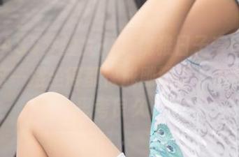 MSLASS梦丝女神 – 优雅日子套图，苏安希这一摆坐得都快成雕塑了，下载吗？思考良久。