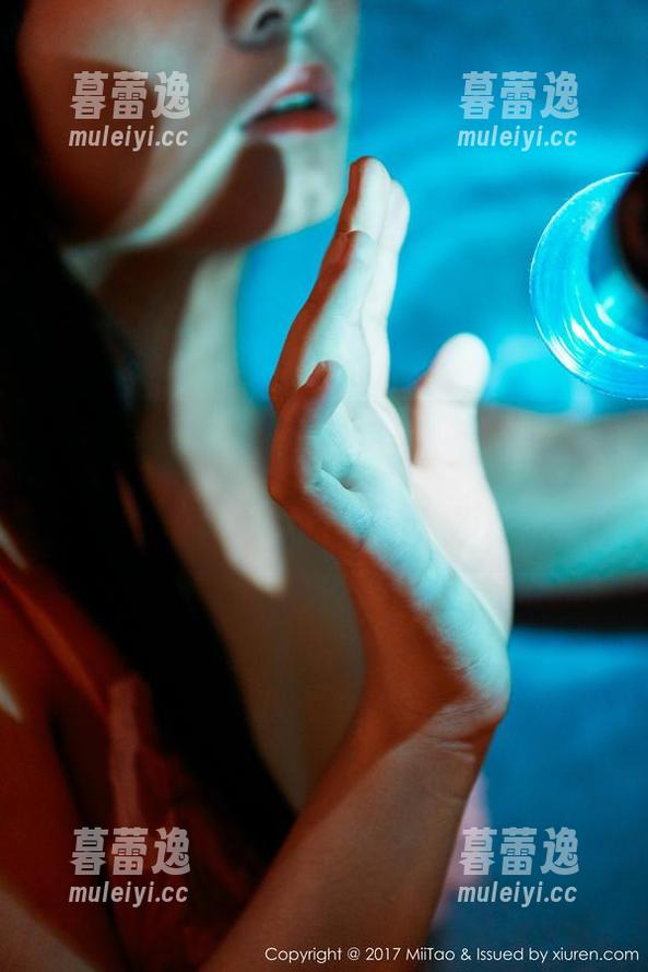 MiiTao蜜桃社 - 咕噜Sweet的办公室合集：靠窗那一角的光线，随手一拍就中招的神奇套图！