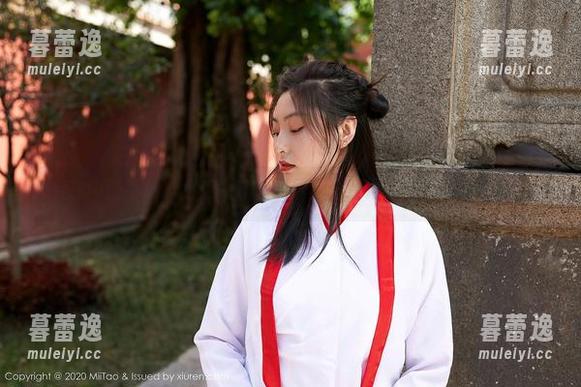 MiiTao蜜桃社 - 小魔女lily的原图：红裙，火辣又让人想多。