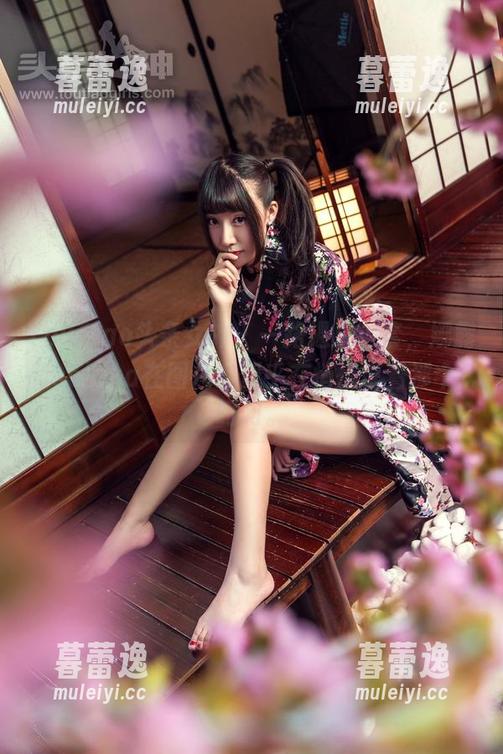 TouTiao头条女神 - 一路遇见全套，娜露和selena在图片中似乎在悄悄说着那个...呵呵。