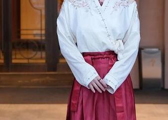 Xiuren秀人网 – 原图分析：在线赏析区静瑶的“女友”风情，嘿嘿
