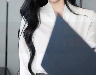 Xiuren秀人网 – 黑丝与奶油妹妹，精选的一波流，带点儿让人眯着眼的妩媚。