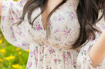 YouMi尤蜜荟 – laura阿姣和她的毛衣，精选图片中却透着一丝“不经意”的冷淡。