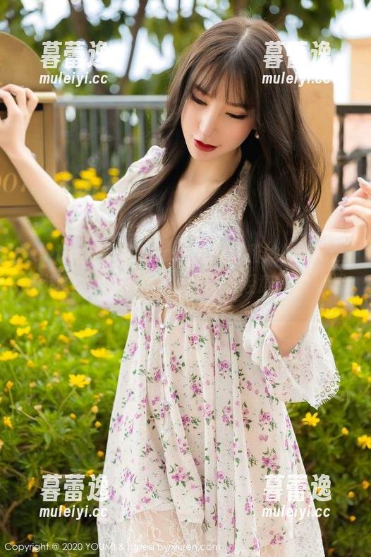 YouMi尤蜜荟 - laura阿姣和她的毛衣，精选图片中却透着一丝“不经意”的冷淡。