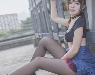 水手服+黑丝=yoko夏宅私拍的完美组合，解锁新想法