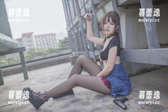 水手服+黑丝=yoko夏宅私拍的完美组合，解锁新想法