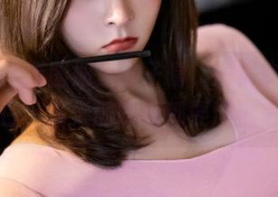 丽柜 – 高清图册里的子晴，短裤安排得明明白白，夏天的味道都要溢出来了。