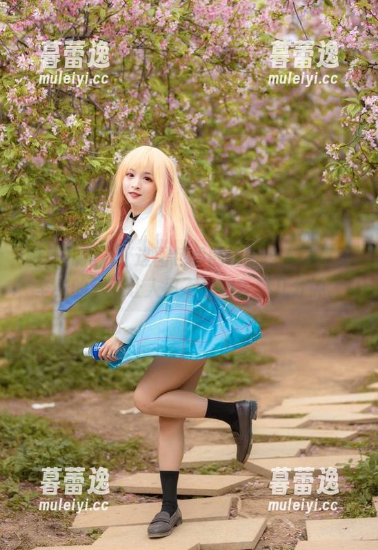 哦，九九八吖这图包里的绷带少女，毫无圣光的气息让人忍不住想多想几分钟。