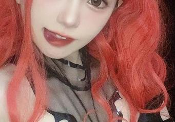 倦倦喵，白睡衣晒出的一瞬，分享这图片还真是观察到了她的慵懒气息。