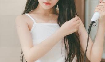 最近迷上兔玩映画的风女图包，分享一下，再拍张风里的舞动姿态。