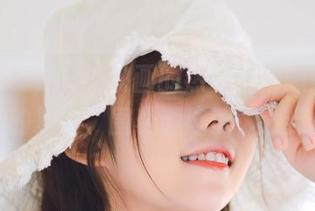 精选写真，喵糖映画的热裤让你想起了老友的夏天，围着游泳池聊八卦。