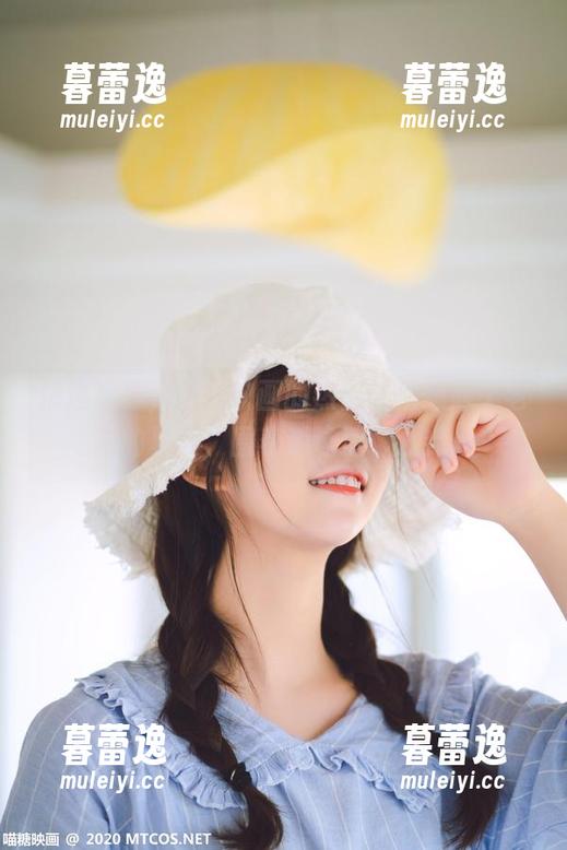 精选写真，喵糖映画的热裤让你想起了老友的夏天，围着游泳池聊八卦。
