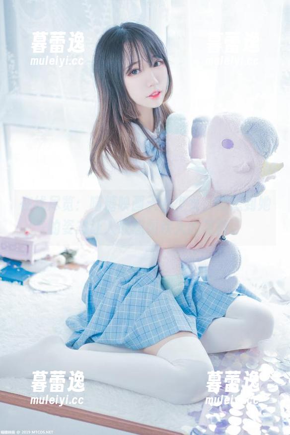 在线尽览：喵糖映画天台少女，没想到她的姿态让人联想到秋天的花瓣。