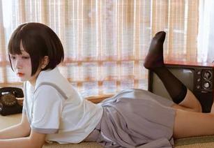 喵糖映画的新尝试：制服少女的套图，短暂停留就让我思绪飞扬，怎么回事！
