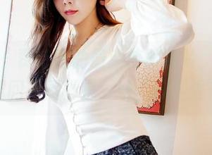 嗲囡囡 – 贾诗晗的最新校服照片，真希望能重回校园再来一场“校服秀”。