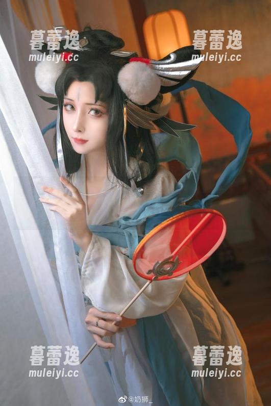 拿好你的眼睛，奶狮不咬人的白丝写真来了，不带眼镜你可能会不认识！