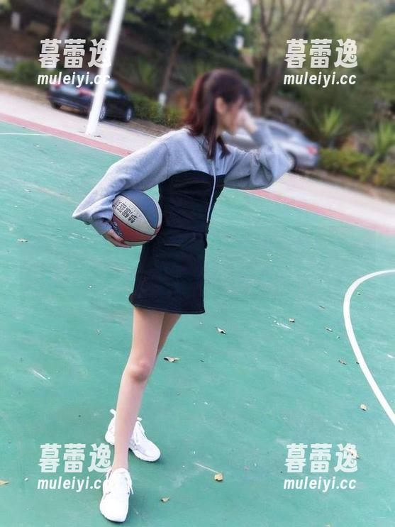 微密圈 - 小仙女ELaine在泳池里晃悠，高清作品我差点开始想起假期的日子了。