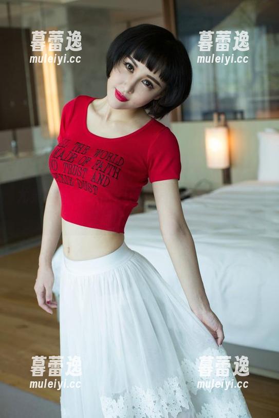 尤果网 - 在Sukki可儿的棉袜写真中，袜子的故事远比我想象的要丰富。