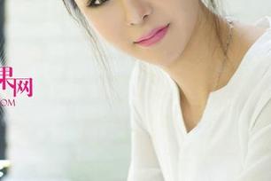 尤果网 – 除了航班，小欧的空姐写真也能带我遨游，成片美图让人恨不得也想穿上那件衣服。