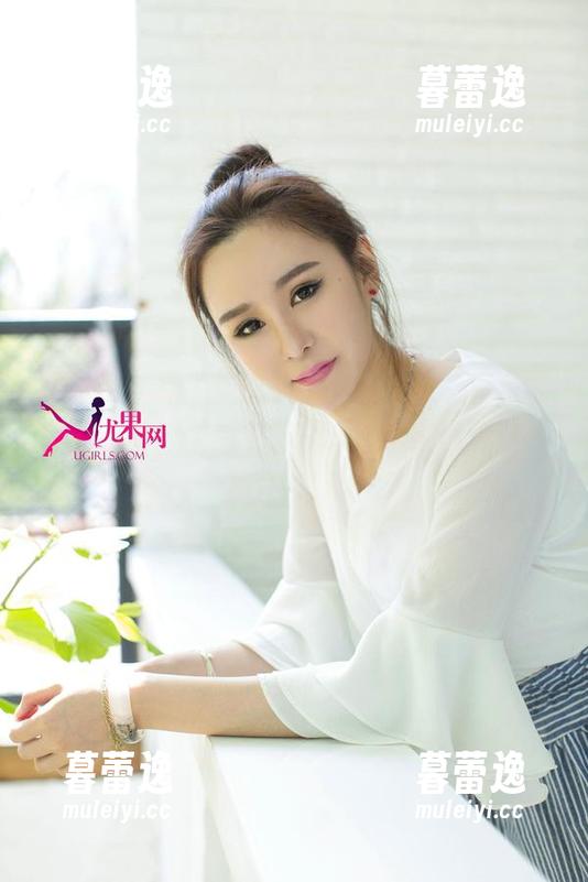 尤果网 - 除了航班，小欧的空姐写真也能带我遨游，成片美图让人恨不得也想穿上那件衣服。