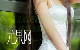 尤果网 – 蜜儿的短裤挑战：这图包竟把我的目光锁住了！