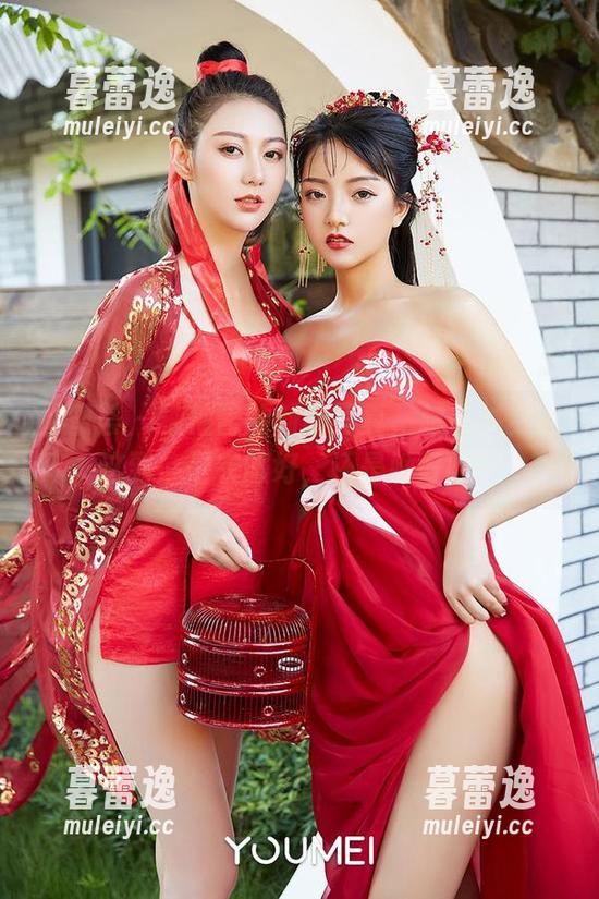尤蜜荟-柚柚酱 尤蜜荟 - 柚柚酱的制服写真,越看越觉得这到底是衣服好,还是她好呢?