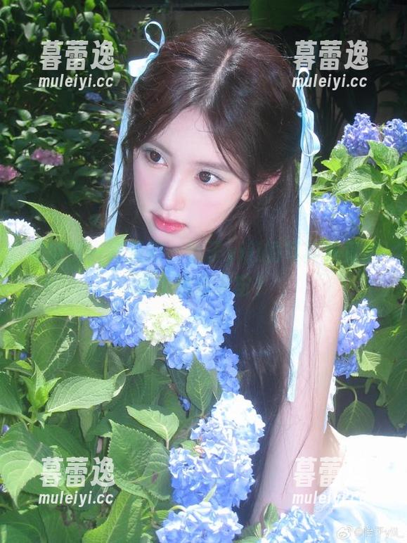 像空气一样透明，怡子yiii的写真集竟然是个迷你宇宙？