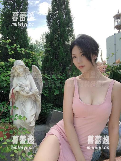 当抖娘利世遇上校服：写真美图里浓浓的青春气息扑面而来，真是难以自拔！