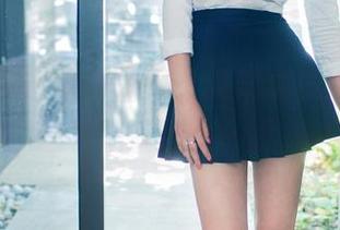 推女郎 – 在水中徜徉：艾栗栗泳池写真，想看她潇洒的一面。
