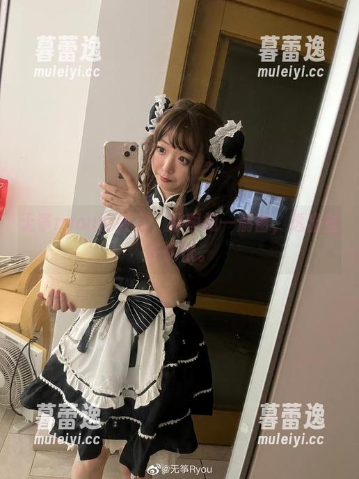 无筝ryou的教室，原图如一扇窗，透出些许惆怅。