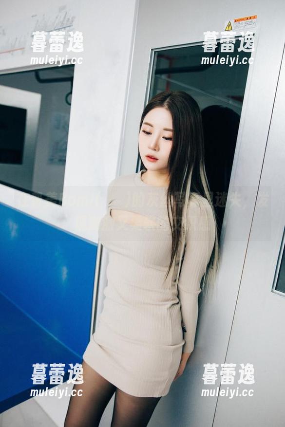 在普美Bomi(보미)的灰丝写真里迷失，发现刺激又柔软的交织感