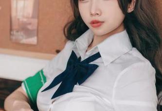 杏仁曲奇驾到，制服在身，高清壁纸里闪烁的疑问。