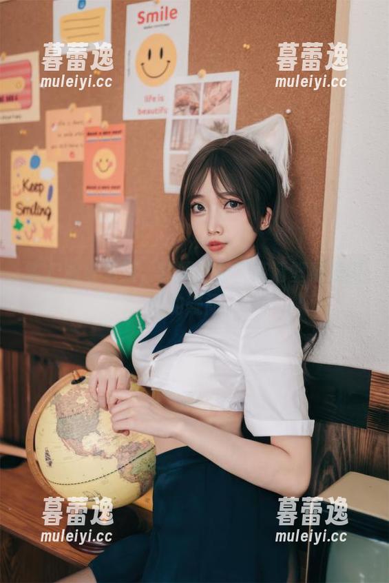 杏仁曲奇驾到，制服在身，高清壁纸里闪烁的疑问。