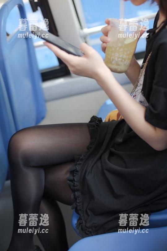窗台白丝少女——森萝财团最新照片，真想给她点个赞！