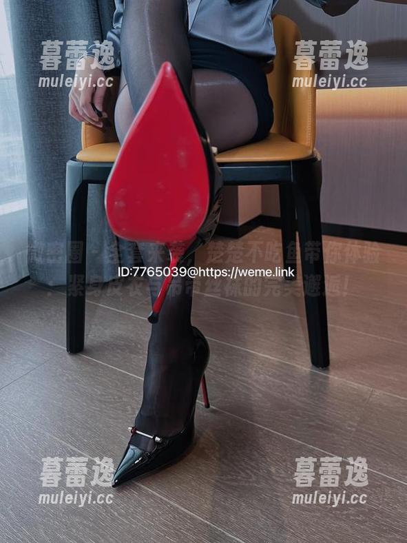 微密圈 - 全套来袭，楚楚不吃鱼带你体验：紧身皮衣与吊带丝袜的完美邂逅！