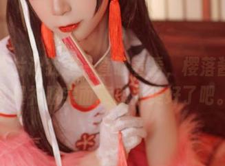 这张图片让我想一直盯着看，樱落酱w的可畏礼服字面意思太美好了吧。