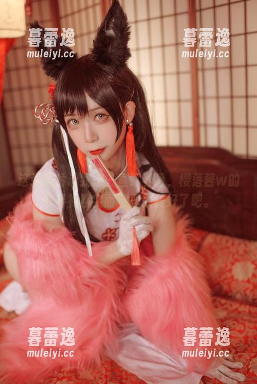 这张图片让我想一直盯着看，樱落酱w的可畏礼服字面意思太美好了吧。