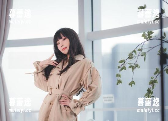 原图直击，汪知子泳衣穿搭：是泳池吗，还是跑步机？