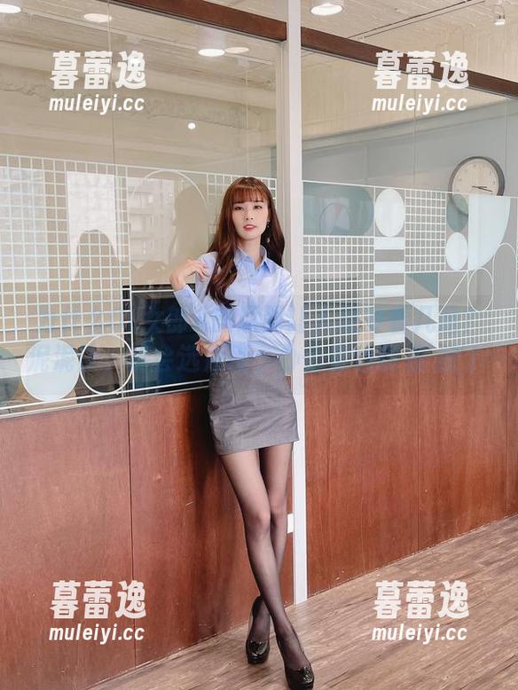 泥泥汝 为什么OL女郎A的原图让人想多看几遍?泥泥汝,真会选角度,办公室也能很'撩'!