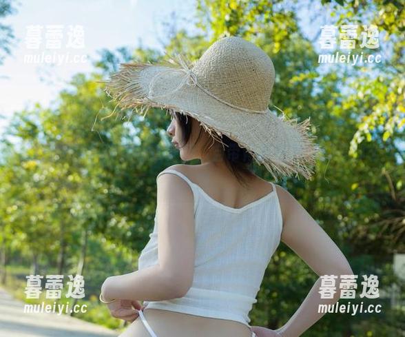 独家套图：浅安安放课后，自带青春气息，总是那么自然。