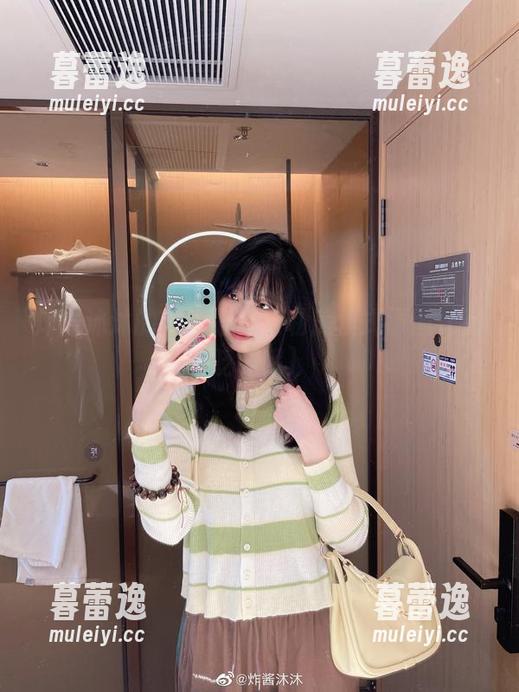 炸酱沐沐 炸酱沐沐的体操服开启私房模式原图(别眨眼哦)