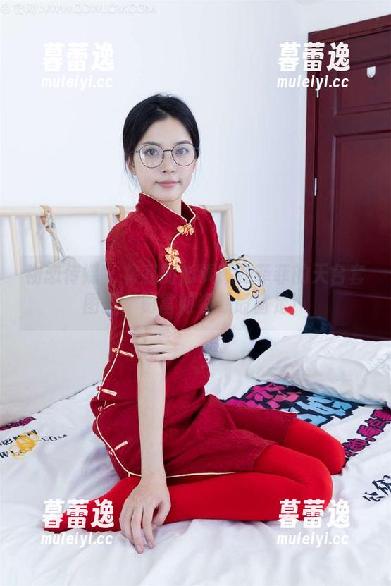 物恋传媒 - 将我的心事藏在菲菲的天台套图里，财富如资源般富足！