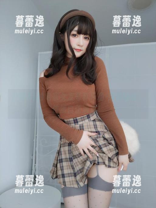 白银81的宅家女友写真作品-穿着睡衣，依然自信满满！
